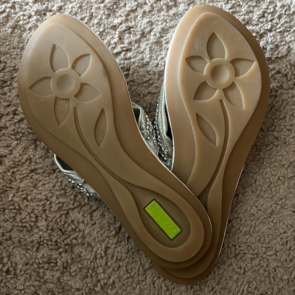 Kenneth Cole Reaction silver sparkle slip on sandals NWOT size 6.5 - Picture 3 of 4